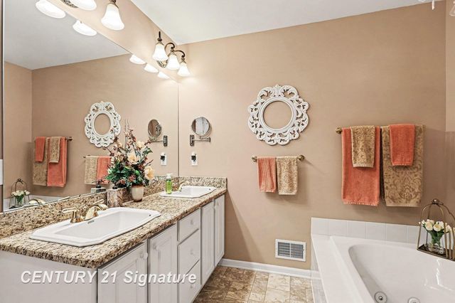 53 W Willow Pond Drive, Saginaw, MI 48603