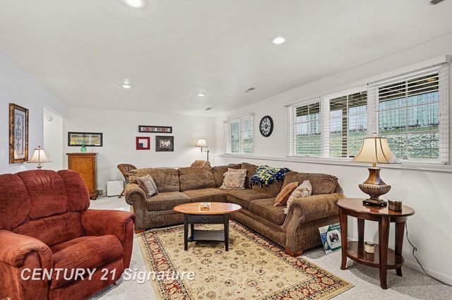 53 W Willow Pond Drive, Saginaw, MI 48603