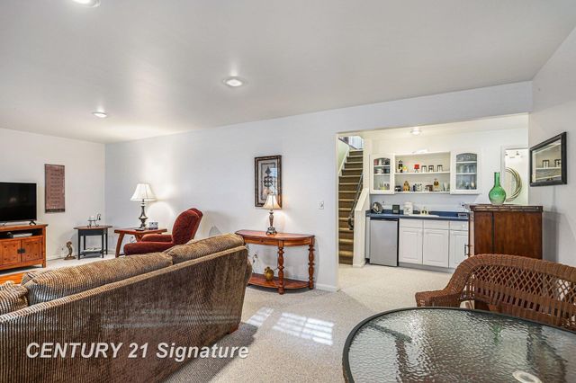 53 W Willow Pond Drive, Saginaw, MI 48603