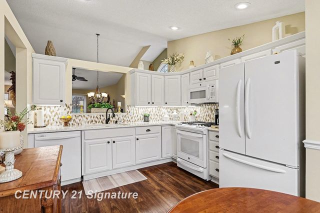 53 W Willow Pond Drive, Saginaw, MI 48603