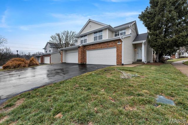 2001 King Arthur Court, St Louis, MO 63146