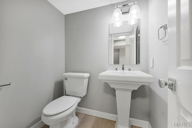 2001 King Arthur Court, St Louis, MO 63146