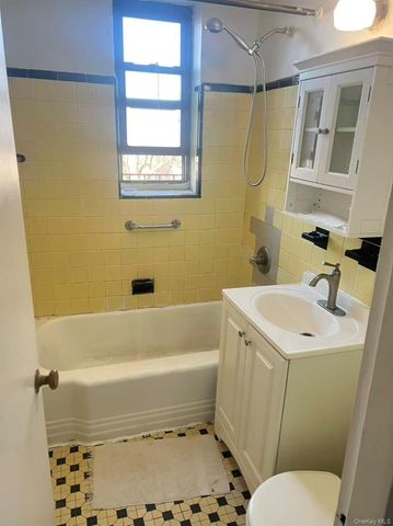 88-30 182nd Street 3F, Hollis, NY 11423