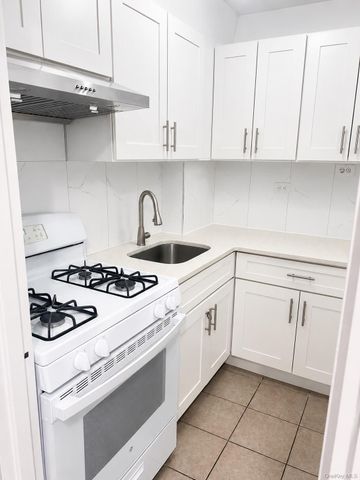 88-30 182nd Street 3F, Hollis, NY 11423