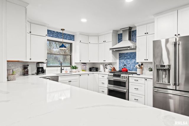 2421 E LAKE SHORE Drive, Springfield, IL 62712