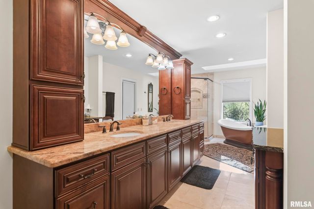 2421 E LAKE SHORE Drive, Springfield, IL 62712