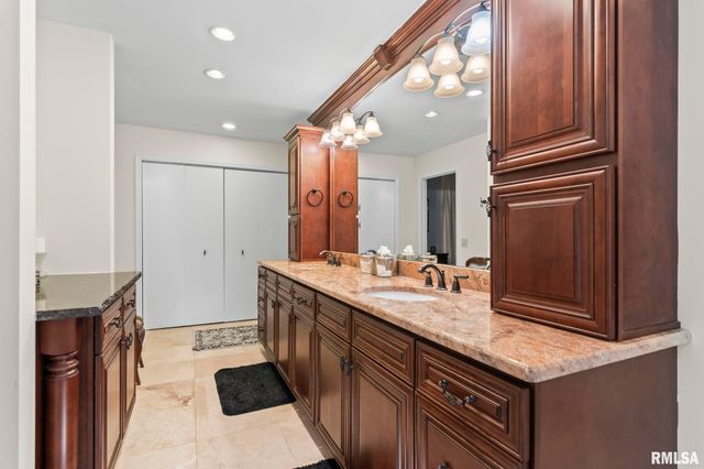 2421 E LAKE SHORE Drive, Springfield, IL 62712