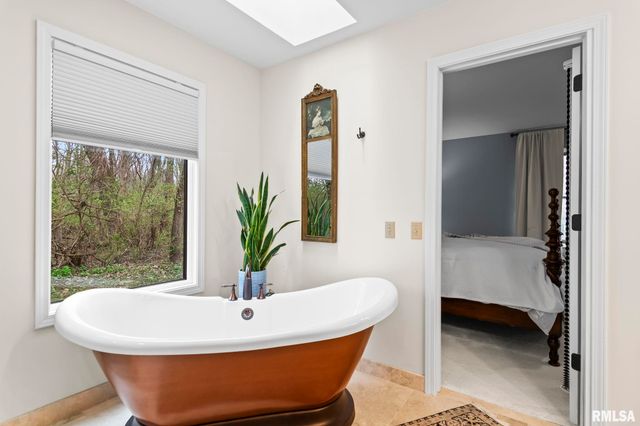 2421 E LAKE SHORE Drive, Springfield, IL 62712