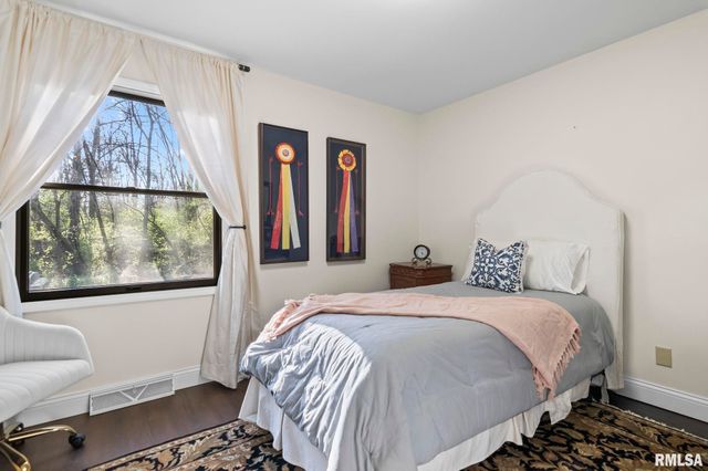 2421 E LAKE SHORE Drive, Springfield, IL 62712