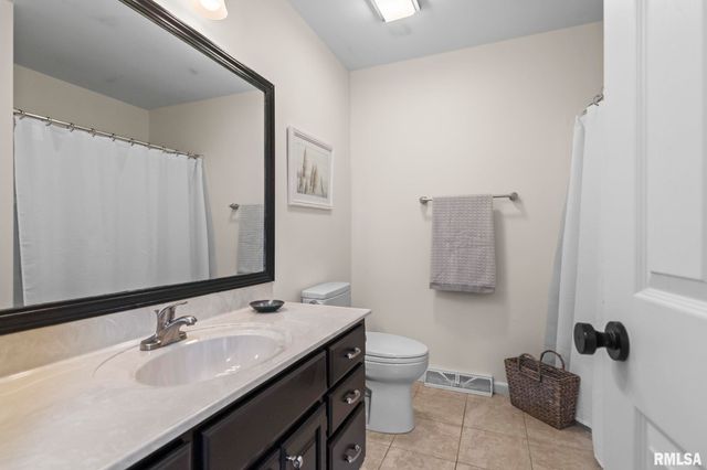 2421 E LAKE SHORE Drive, Springfield, IL 62712