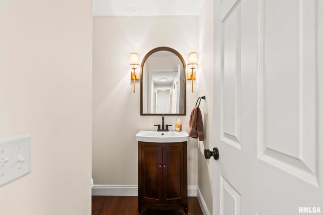 2421 E LAKE SHORE Drive, Springfield, IL 62712