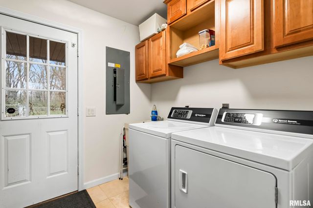 2421 E LAKE SHORE Drive, Springfield, IL 62712