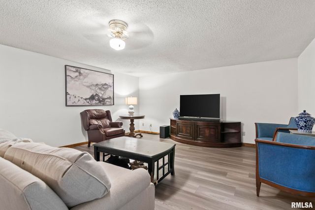 2421 E LAKE SHORE Drive, Springfield, IL 62712