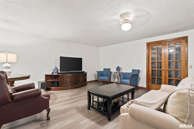 2421 E LAKE SHORE Drive, Springfield, IL 62712