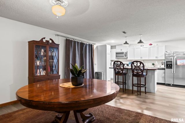 2421 E LAKE SHORE Drive, Springfield, IL 62712