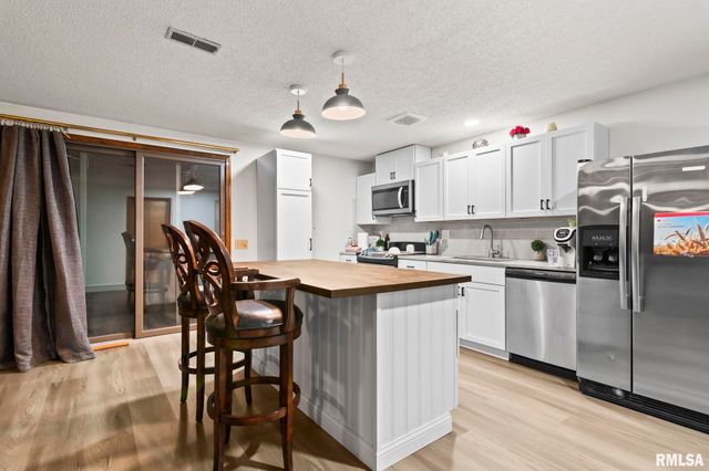 2421 E LAKE SHORE Drive, Springfield, IL 62712