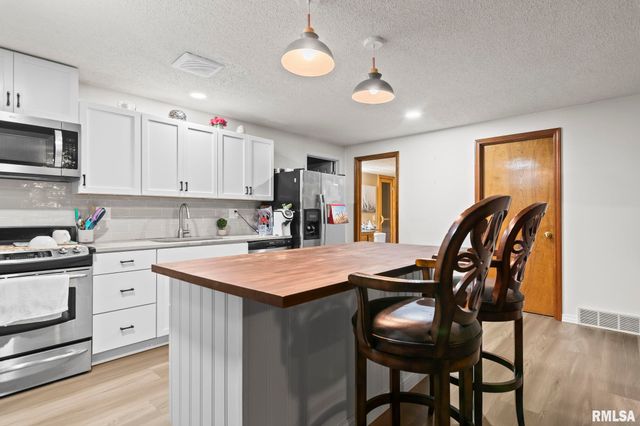 2421 E LAKE SHORE Drive, Springfield, IL 62712