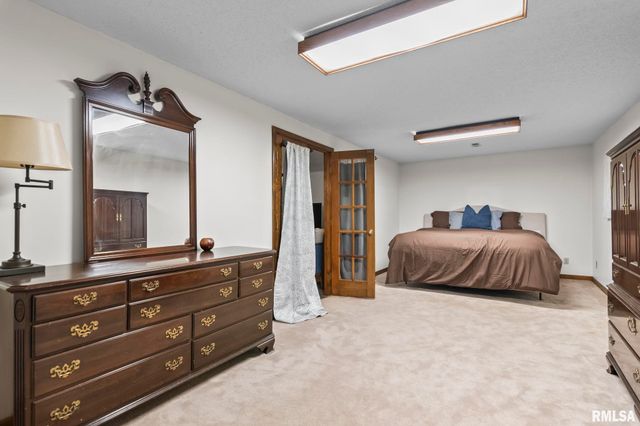 2421 E LAKE SHORE Drive, Springfield, IL 62712