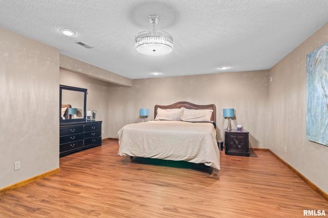 2421 E LAKE SHORE Drive, Springfield, IL 62712