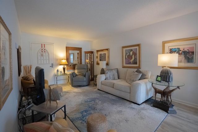 3589 Covington Pike Apt 201, Memphis, TN 38128