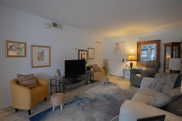 3589 Covington Pike Apt 201, Memphis, TN 38128