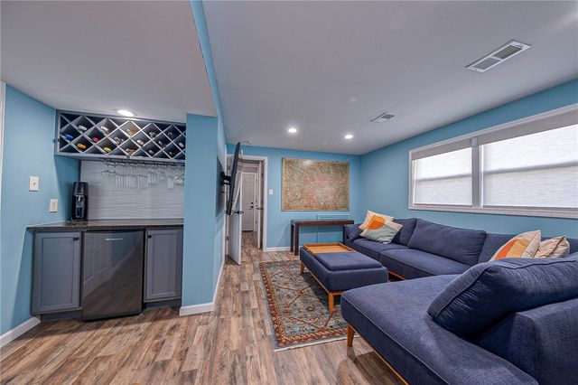 416 Winfred Manor Dr, Bethel Park, PA 15102
