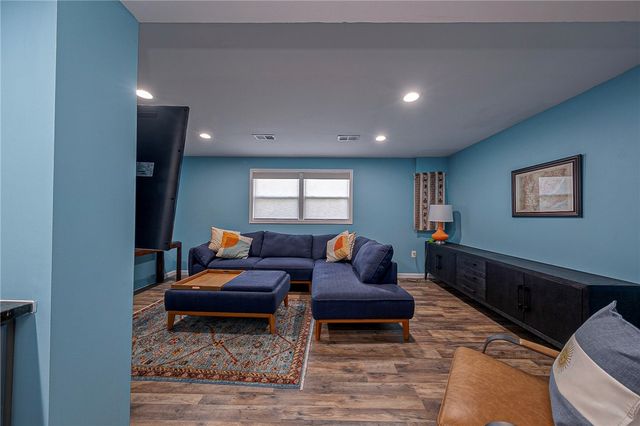 416 Winfred Manor Dr, Bethel Park, PA 15102