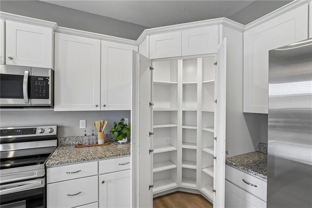 1801 NW Hilltop Court, Grain Valley, MO 64029