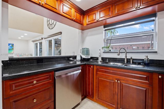 6523 NW 170th Ln, Hialeah, FL 33015