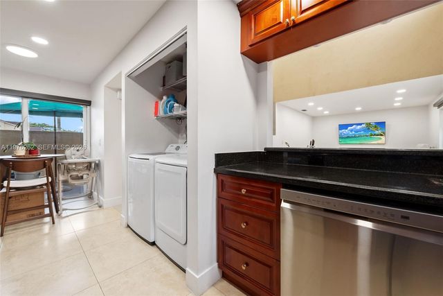 6523 NW 170th Ln, Hialeah, FL 33015