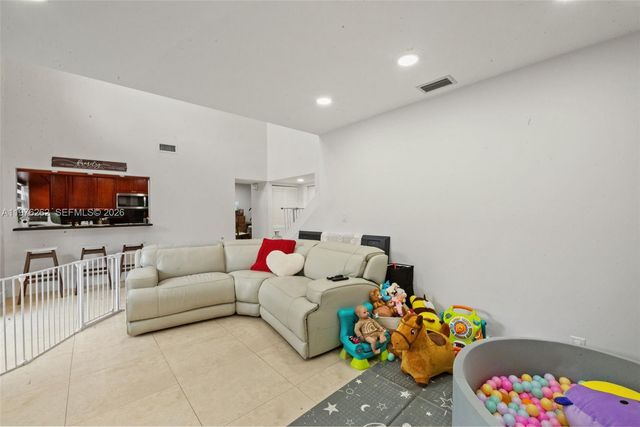 6523 NW 170th Ln, Hialeah, FL 33015