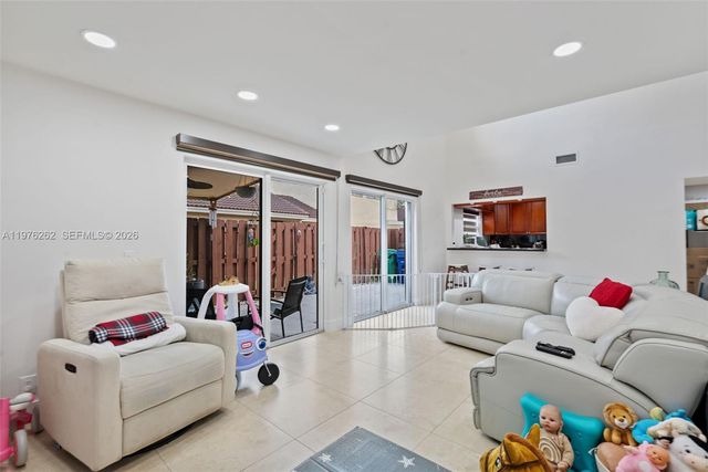 6523 NW 170th Ln, Hialeah, FL 33015