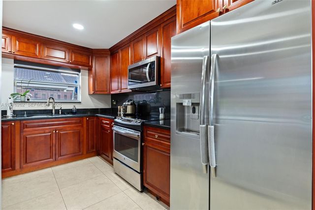 6523 NW 170th Ln, Hialeah, FL 33015