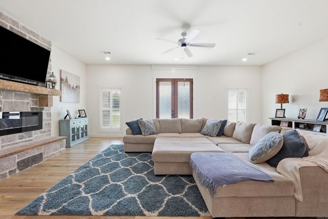 18 Ules Watson Drive, Greenbrier, AR 72058