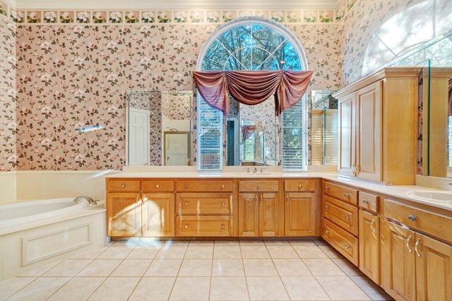 3065 Oak Creek Drive, Paris, TX 75462