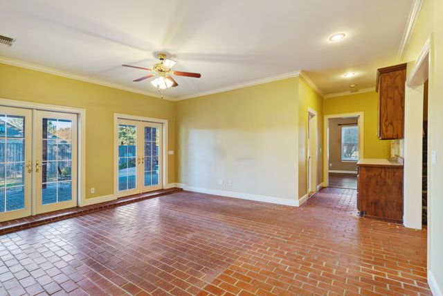 3065 Oak Creek Drive, Paris, TX 75462