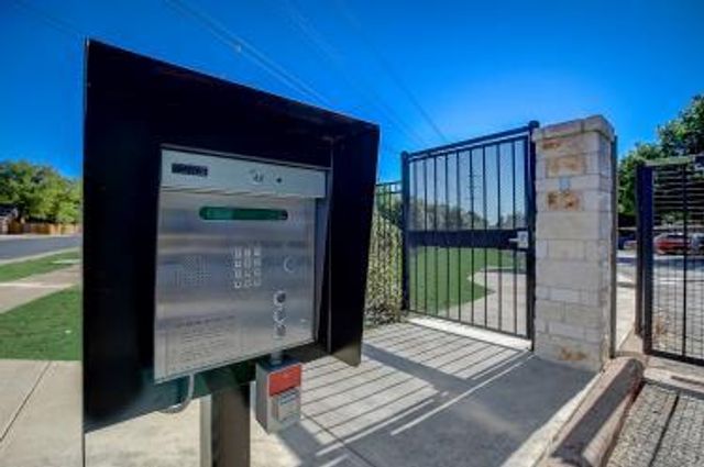 6906 Lovely LN, Austin, TX 78744