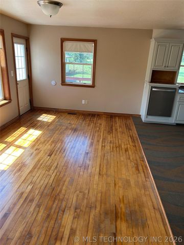 30245 S 210th Road, Henryetta, OK 74437