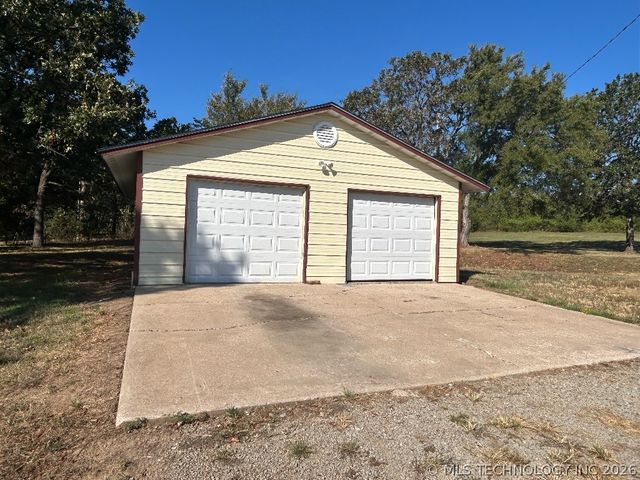 30245 S 210th Road, Henryetta, OK 74437