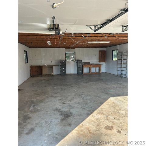 30245 S 210th Road, Henryetta, OK 74437