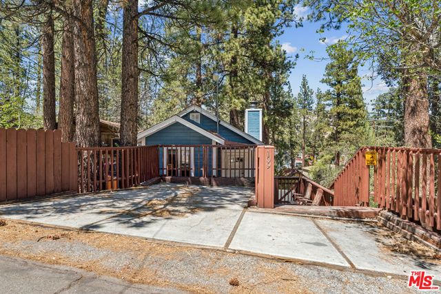 109 W Aeroplane Boulevard, Big Bear City, CA 92314