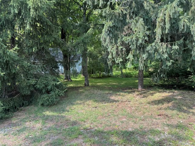 42 E Bartlett Road, Middle Island, NY 11953