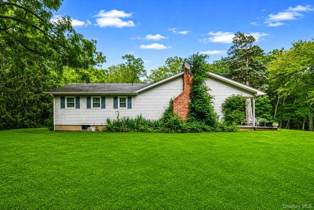 42 E Bartlett Road, Middle Island, NY 11953