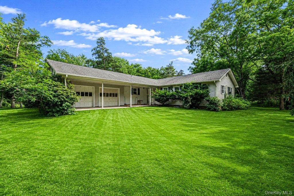 42 E Bartlett Road, Middle Island, NY 11953
