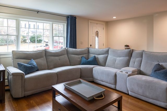 9 Church St, Douglas, MA 01516