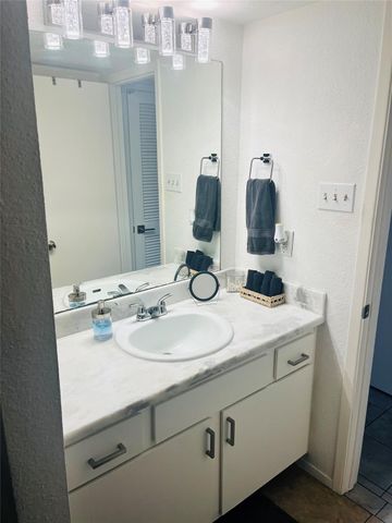 2011 Spenwick Drive 425, Houston, TX 77055