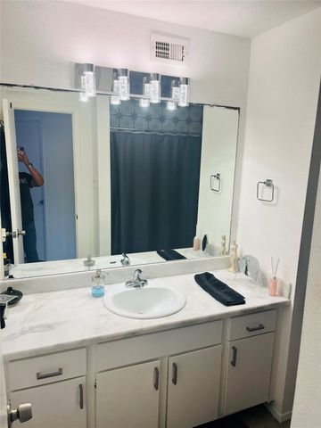2011 Spenwick Drive 425, Houston, TX 77055