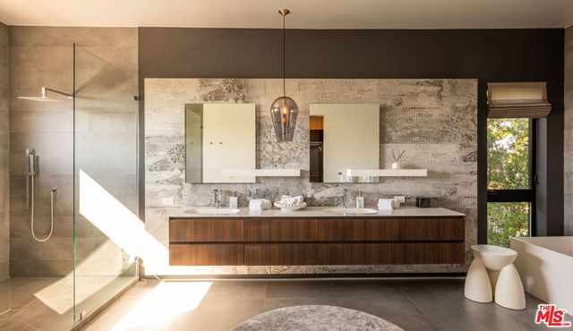 1632 Stradella Road, Los Angeles, CA 90077