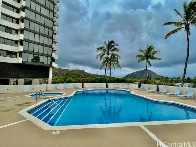 250 Kawaihae Street 17D, Honolulu, HI 96825
