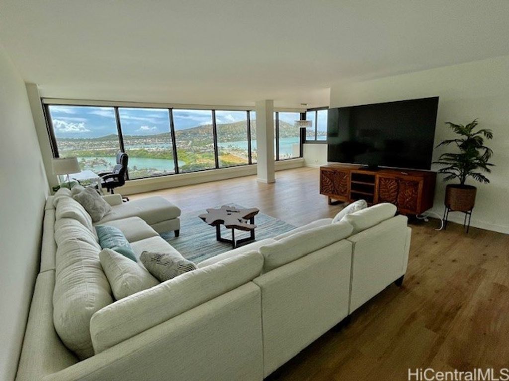 250 Kawaihae Street 17D, Honolulu, HI 96825
